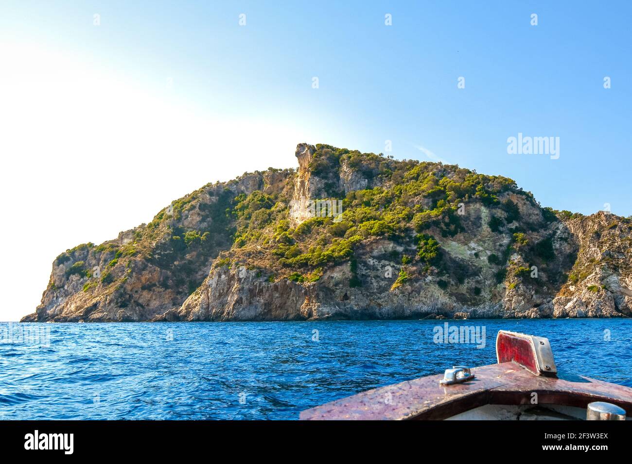 Vista da un piccolo motoscafo di Monkey Rock vicino alla Baia di Paleokastritsa e alla spiaggia sull'isola di Corfù, Grecia. Foto Stock