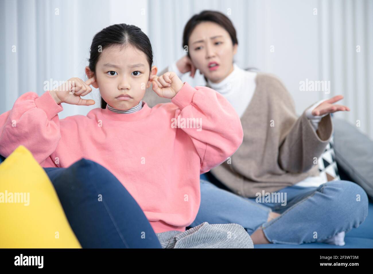 Concetto asiatico mamma e figlia con miscomunicazione, problemi, lotta Foto Stock