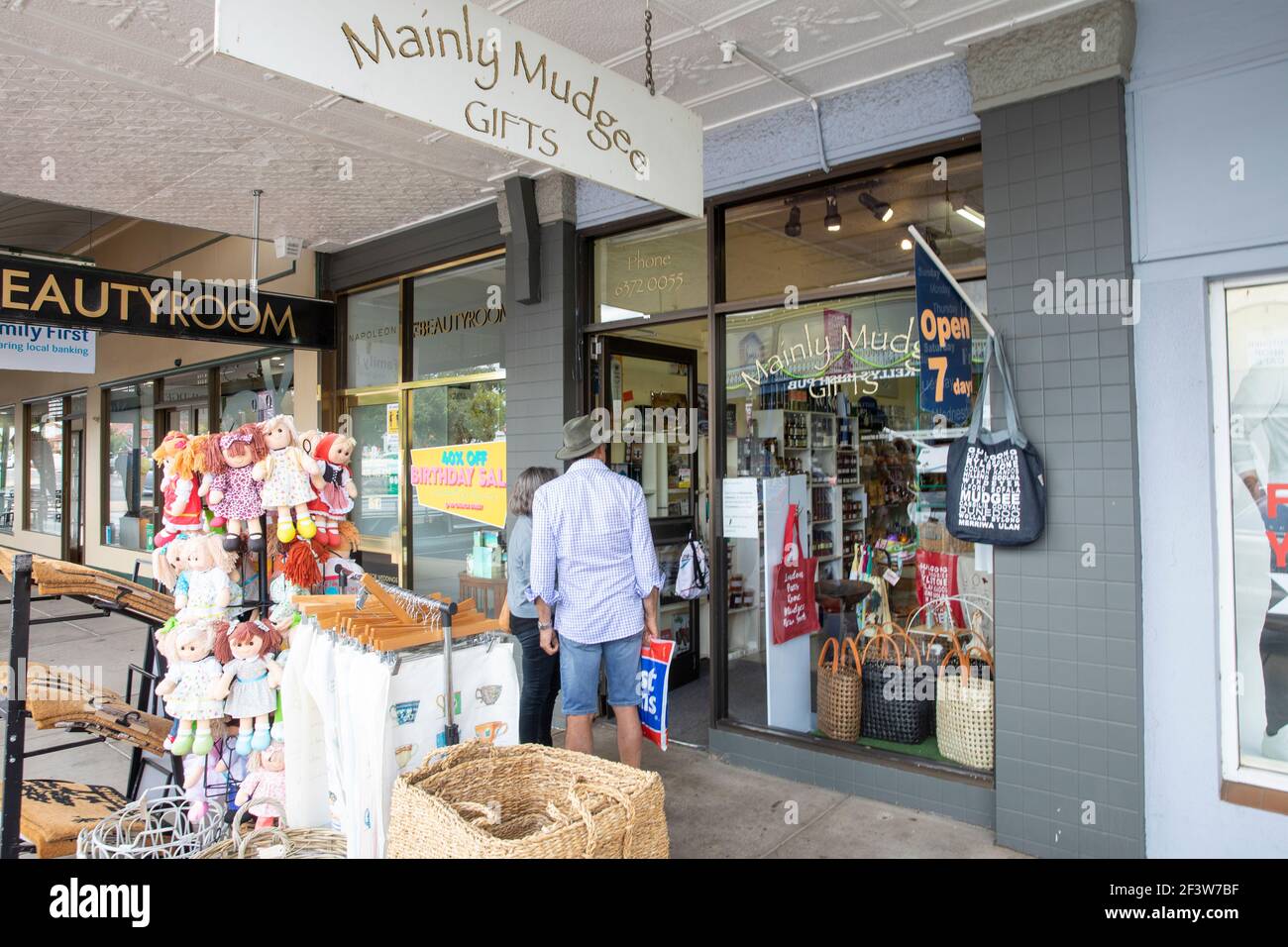 Uomo e donna si sono levati in piedi fuori del negozio di articoli da regalo a Mudgee Centro città, NSW, Australia Foto Stock