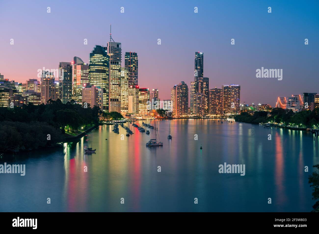 La città di Brisbane e il fiume si affaccia da Kangaroo Point. Brisbane è la capitale dello stato del Queensland, Australia. Foto Stock