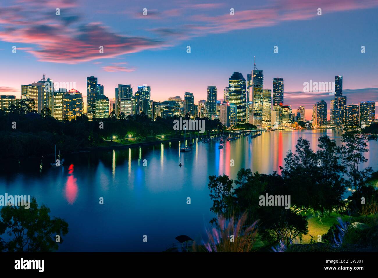 Vista al tramonto della città di Brisbane e del fiume da Kangaroo Point. Brisbane è la capitale dello stato del Queensland, Australia. Foto Stock