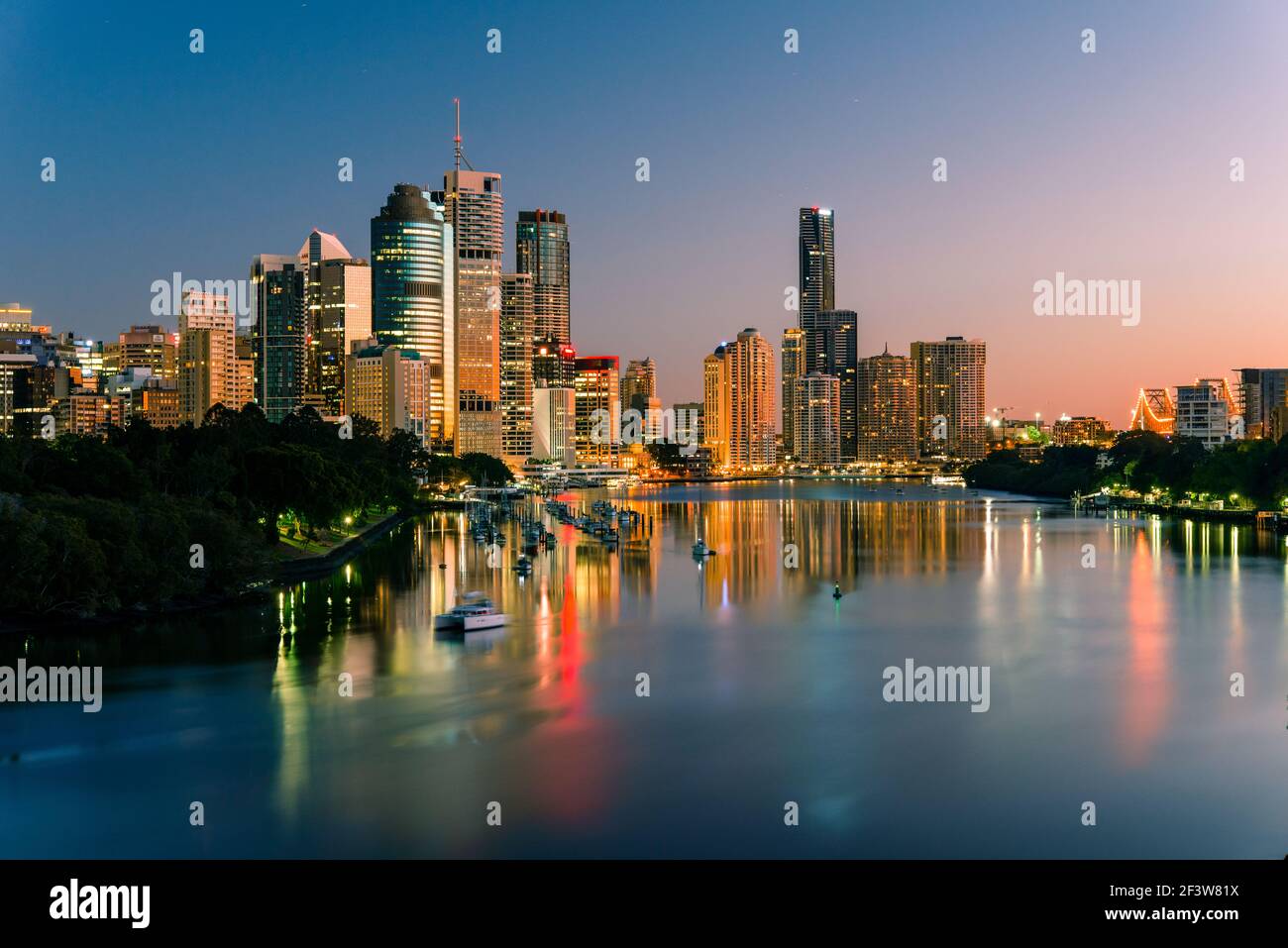 La città di Brisbane e il fiume si affaccia da Kangaroo Point. Brisbane è la capitale dello stato del Queensland, Australia. Foto Stock