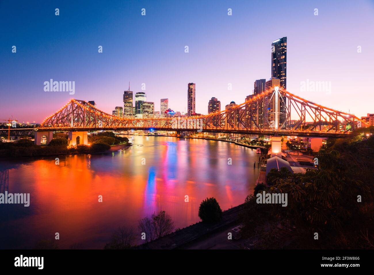 Vista serale degli edifici della città di Brisbane e del Ponte Story da Wilson's Outlook. Brisbane è la capitale dello stato del Queensland, Australia. Foto Stock