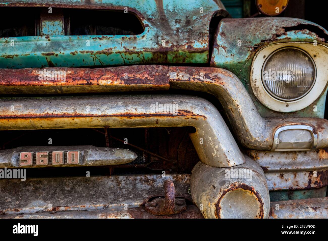 Vecchio camion arrugginito antico a Mclean Mill National Historic Site, Port Alberni, Vancouver Island, British Columbia Foto Stock