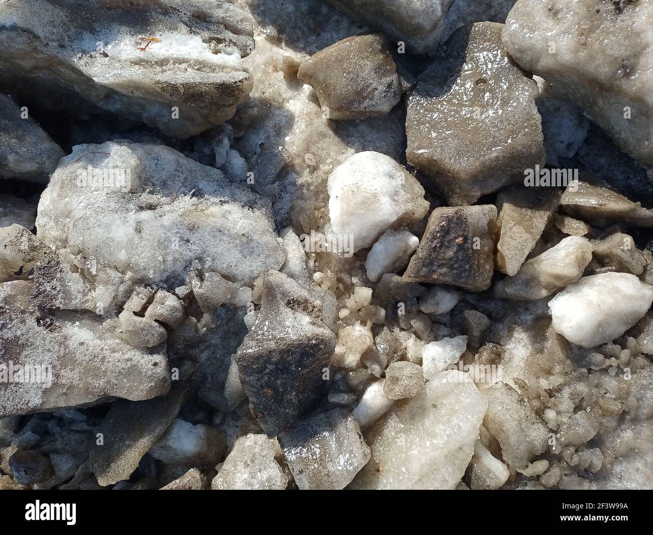 Pezzi neri di ghiaccio sono spezzati in pezzi. Riscaldamento globale del pianeta. Sciogliere i ghiacciai. Foto Stock