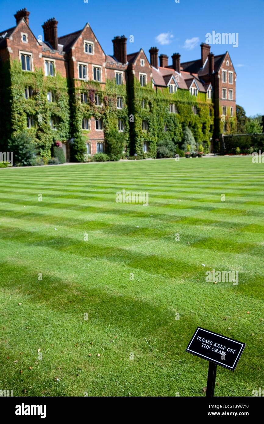 Selwyn College, Cambridge, Regno Unito con il cartello che dice tenere fuori l'erba Foto Stock