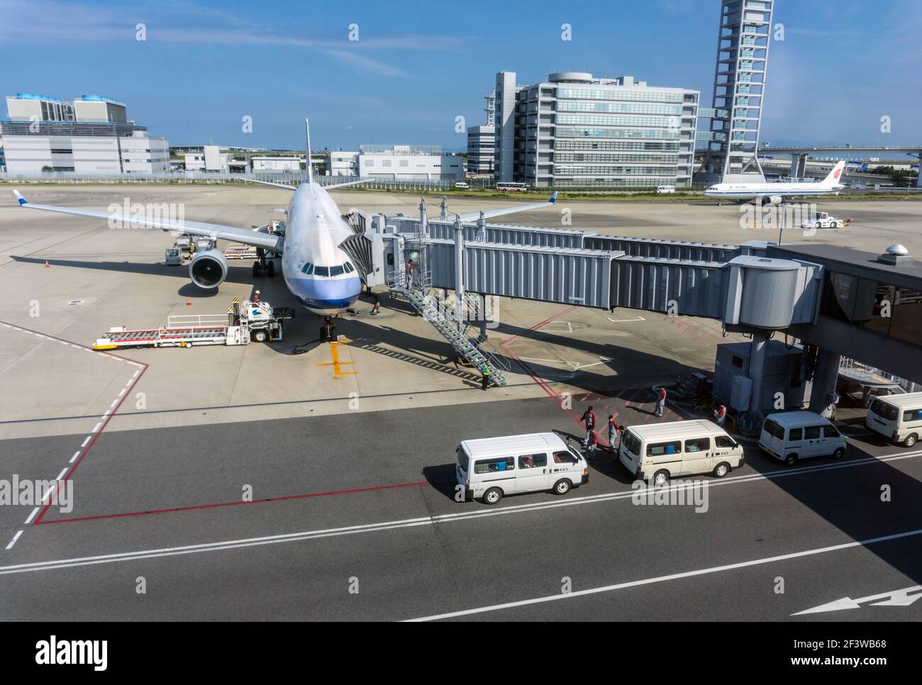 Un Airbus A330 di China Airlines in attesa ad un cancello all'aeroporto internazionale di Kansai a Osaka, Giappone, in una mattinata soleggiata. Foto Stock