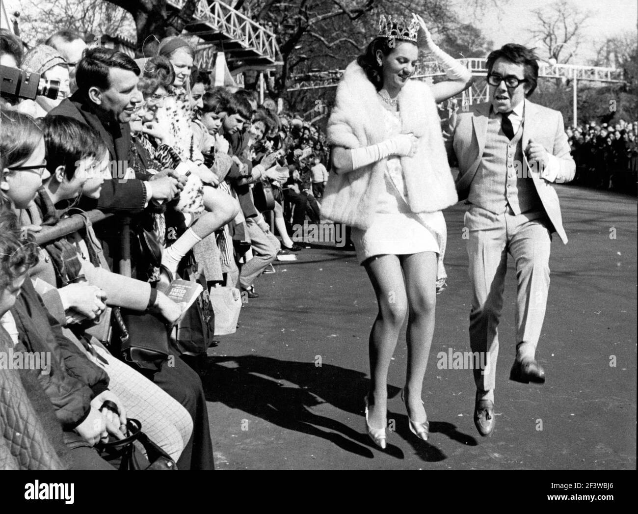 6 aprile 1969, Londra, Inghilterra: BALLARE CON LA PRINCIPESSA: Comico RONNIE CORBETT, che era celebrità ospite, ama la folla come fa un po 'di maschera con la principessa di Pasqua, CHRISTINE HASLER, durante l'odierna parata annuale di Pasqua a Battersea Park. (Credit Image: ZUMAPRESS.com Keystone Press Agency via ©) Foto Stock