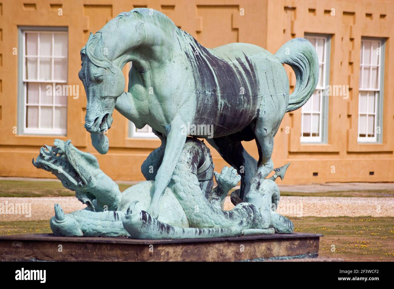 Statua di bronzo di un cavallo che calpesta un drago. Fuori dalla residenza signorile di Stratfield Saye, sede dell'eroe militare il primo duca di Wellington. Vicino basing Foto Stock