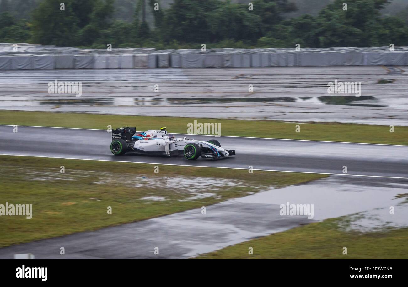 Valtteri Bottas alla guida di una Williams FW36 all’ingresso della Spoon Curve sul circuito di Suzuka durante la pioggia ha colpito il Gran Premio del Giappone 2014. Foto Stock