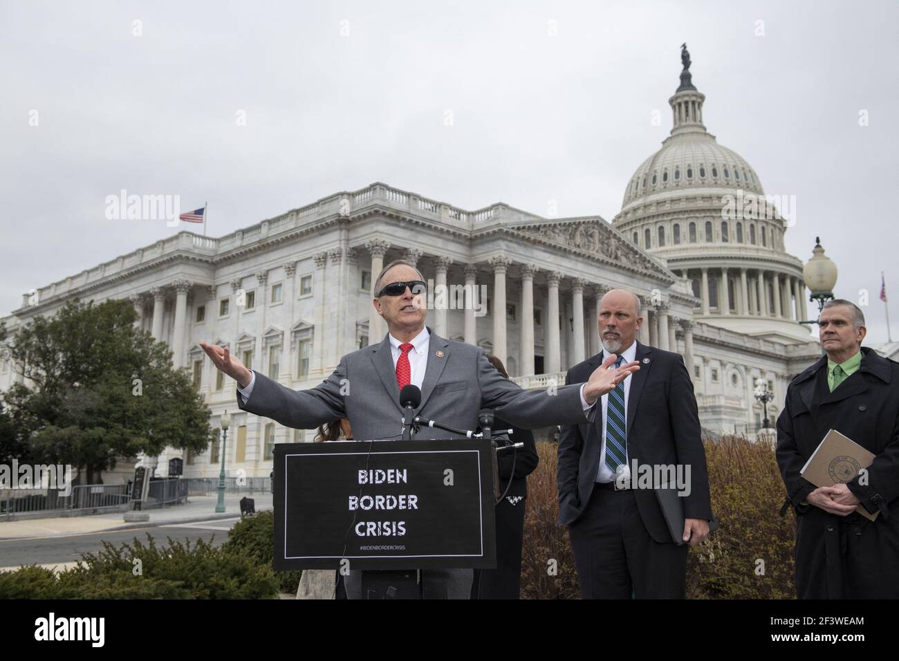 Il rappresentante degli Stati Uniti Andy Biggs (Repubblicano dell'Arizona) ha commentato durante una conferenza stampa della House Freedom Caucus sull'immigrazione al confine meridionale, al di fuori del Campidoglio degli Stati Uniti a Washington, DC, USA, mercoledì 17 marzo, 2021. Foto di Rod Lamkey/CNP/ABACAPRESS.COM Foto Stock