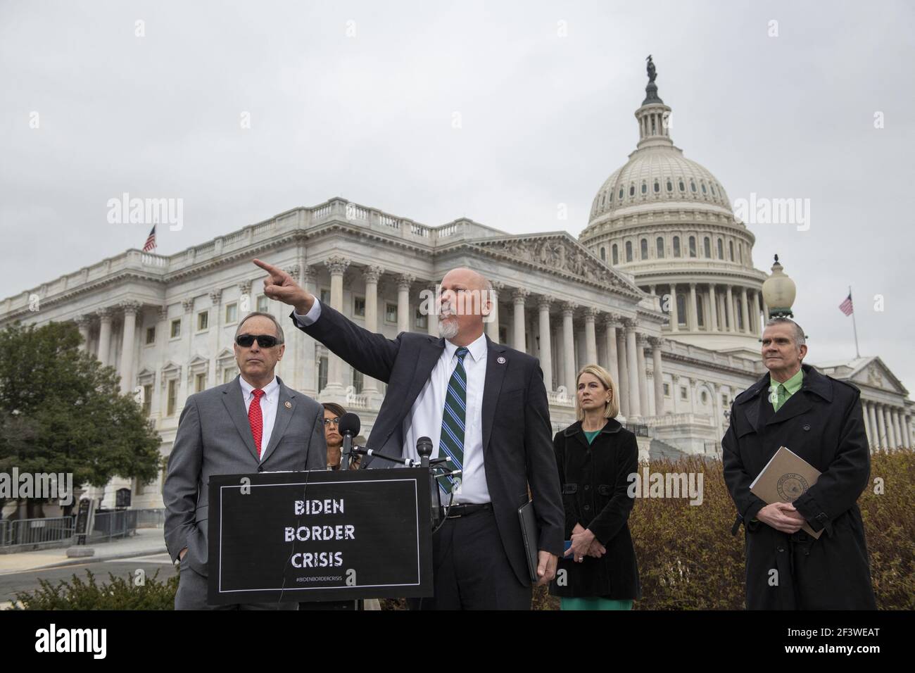 Il Rappresentante degli Stati Uniti chip Roy (Repubblicano del Texas) offre osservazioni durante una conferenza stampa della House Freedom Caucus sull'immigrazione al confine meridionale, al di fuori del Campidoglio degli Stati Uniti a Washington, DC, USA, mercoledì 17 marzo, 2021. Foto di Rod Lamkey/CNP/ABACAPRESS.COM Foto Stock