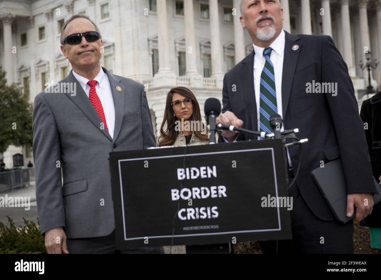 Il rappresentante degli Stati Uniti Lauren Boebert (repubblicano del Colorado), centro, ascolta i relatori durante una conferenza stampa della Casa Freedom Caucus sull'immigrazione al confine meridionale, al di fuori del Campidoglio degli Stati Uniti a Washington, DC, USA, mercoledì 17 marzo, 2021. Foto di Rod Lamkey/CNP/ABACAPRESS.COM Foto Stock