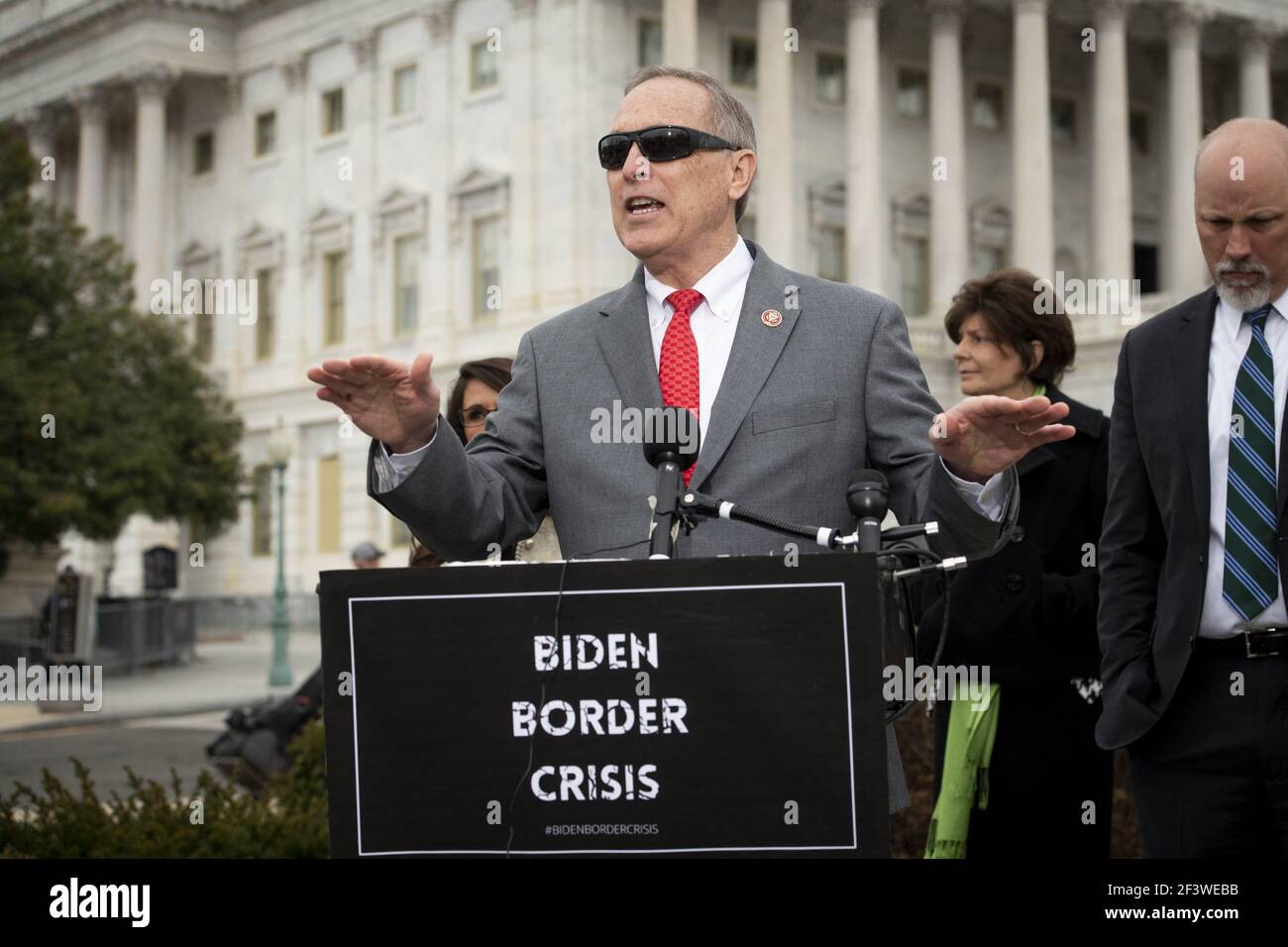 Il rappresentante degli Stati Uniti Andy Biggs (Repubblicano dell'Arizona) ha commentato durante una conferenza stampa della House Freedom Caucus sull'immigrazione al confine meridionale, al di fuori del Campidoglio degli Stati Uniti a Washington, DC, USA, mercoledì 17 marzo, 2021. Foto di Rod Lamkey/CNP/ABACAPRESS.COM Foto Stock