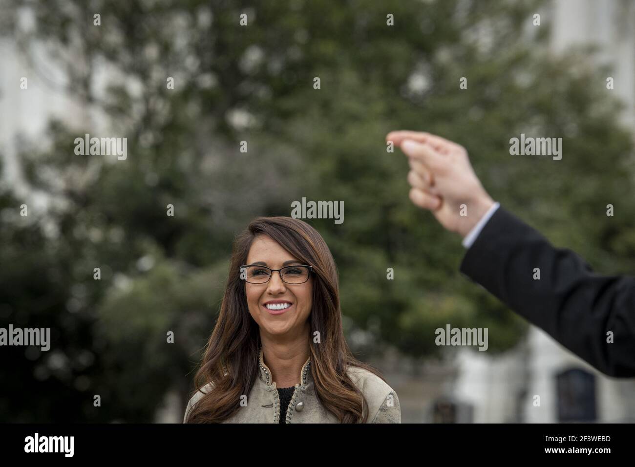 Il rappresentante degli Stati Uniti Lauren Boebert (Repubblicano del Colorado) ascolta i relatori durante una conferenza stampa della Casa Freedom Caucus sull'immigrazione al confine meridionale, al di fuori del Campidoglio degli Stati Uniti a Washington, DC, USA, mercoledì 17 marzo, 2021. Foto di Rod Lamkey/CNP/ABACAPRESS.COM Foto Stock