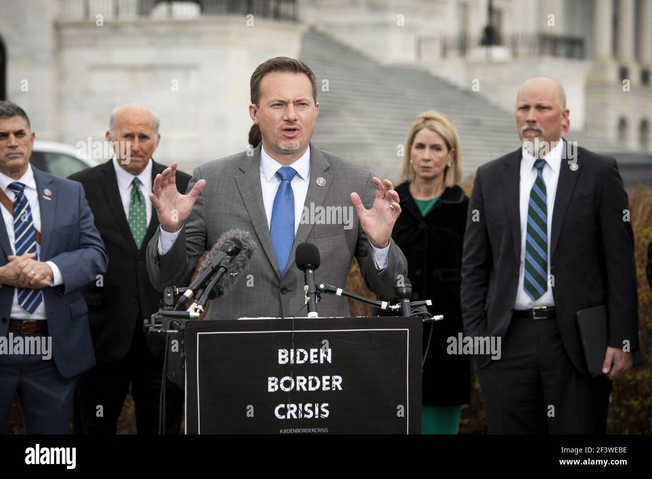 Il rappresentante degli Stati Uniti Michael Cloud (Repubblicano del Texas) offre osservazioni durante una conferenza stampa della Casa Freedom Caucus sull'immigrazione al confine meridionale, al di fuori del Campidoglio degli Stati Uniti a Washington, DC, USA, mercoledì 17 marzo, 2021. Foto di Rod Lamkey/CNP/ABACAPRESS.COM Foto Stock