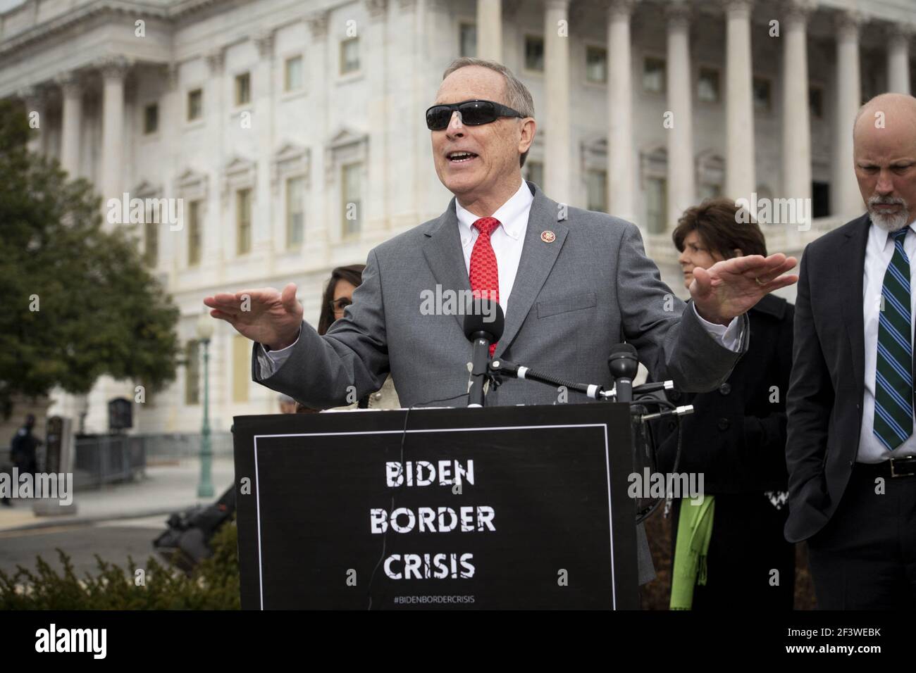 Il rappresentante degli Stati Uniti Andy Biggs (Repubblicano dell'Arizona) ha commentato durante una conferenza stampa della House Freedom Caucus sull'immigrazione al confine meridionale, al di fuori del Campidoglio degli Stati Uniti a Washington, DC, USA, mercoledì 17 marzo, 2021. Foto di Rod Lamkey/CNP/ABACAPRESS.COM Foto Stock