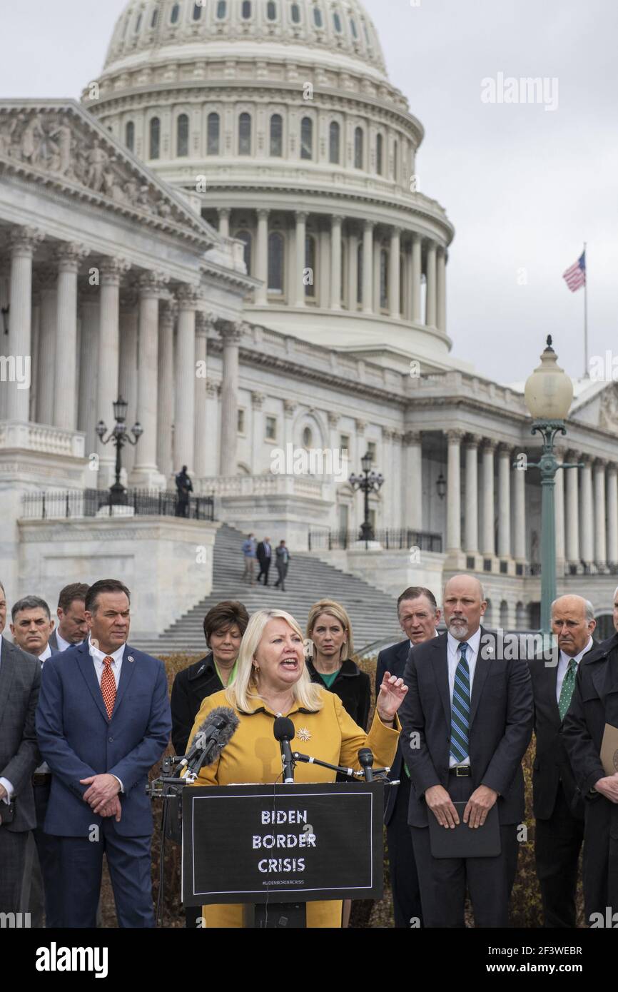 Il rappresentante degli Stati Uniti Debbie Lesko (Repubblicano dell'Arizona) ha commentato durante una conferenza stampa della House Freedom Caucus sull'immigrazione al confine meridionale, al di fuori del Campidoglio degli Stati Uniti a Washington, DC, USA, mercoledì 17 marzo, 2021. Foto di Rod Lamkey/CNP/ABACAPRESS.COM Foto Stock