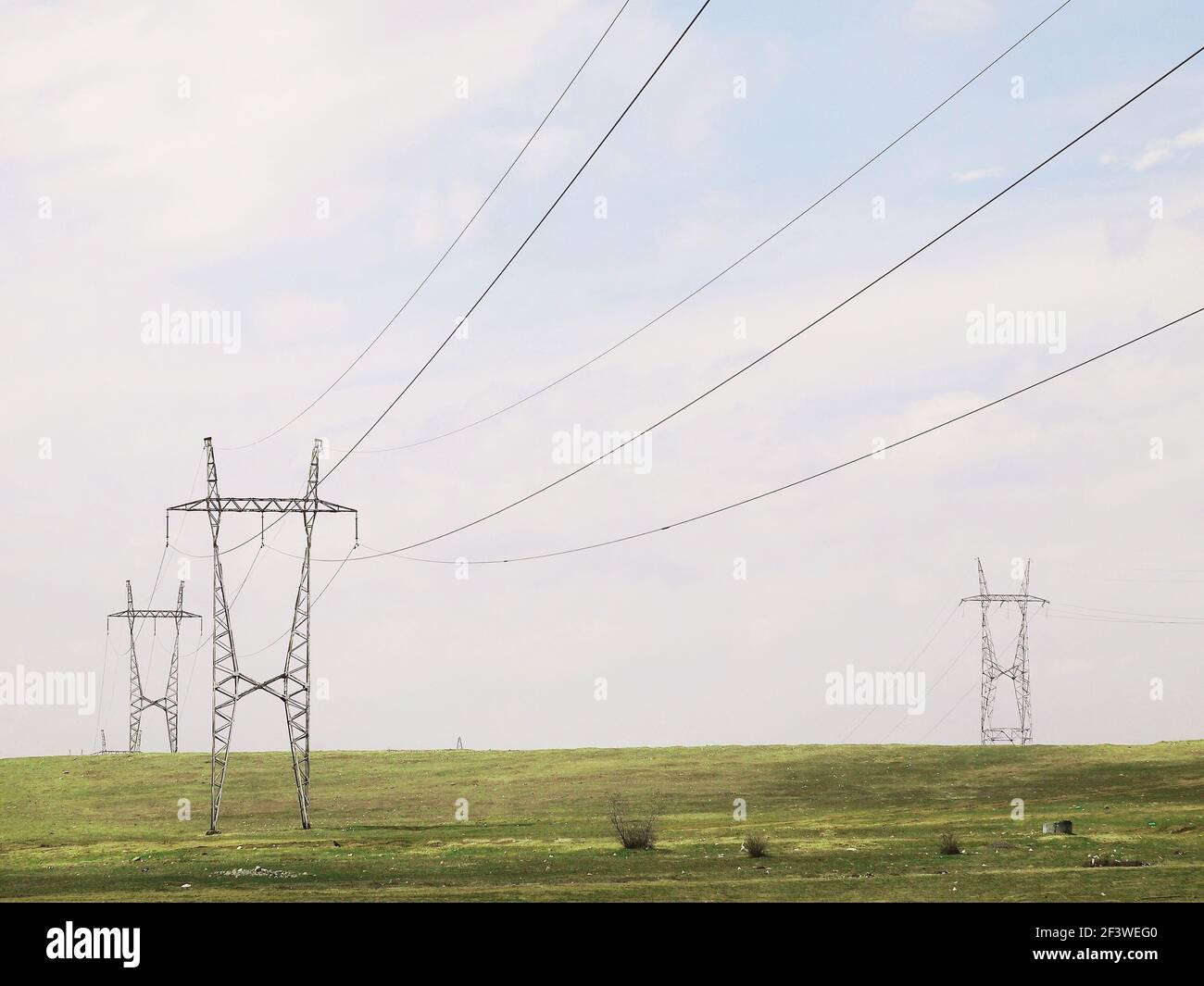 Piloni elettrici in una zona deserta. Linea ad alta tensione. Foto Stock