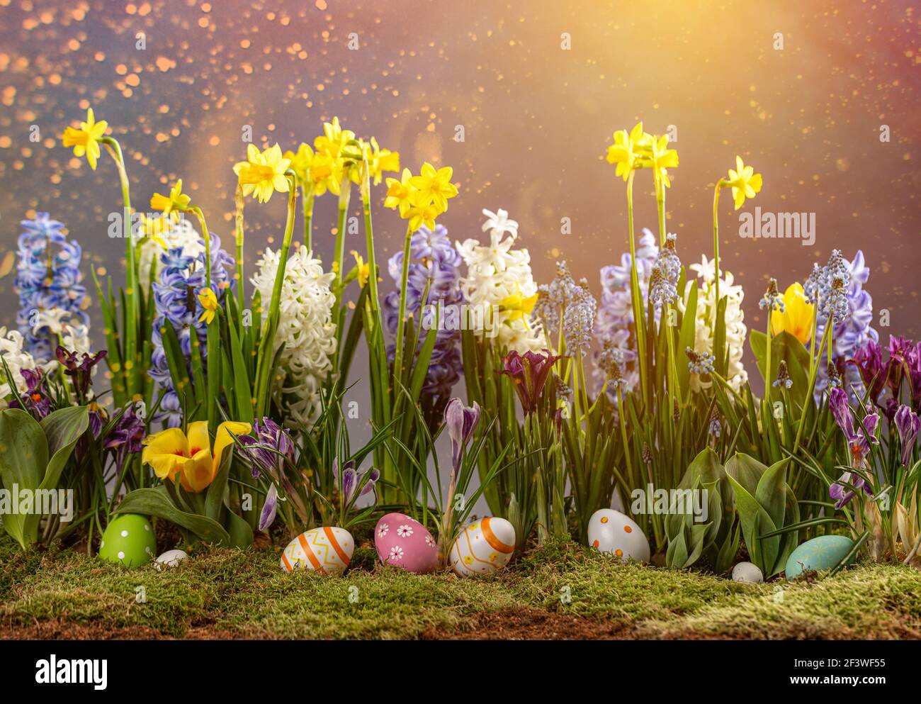 Ancora vita Pasqua background. Uova di Pasqua colorate con fiori di primavera. Foto Stock