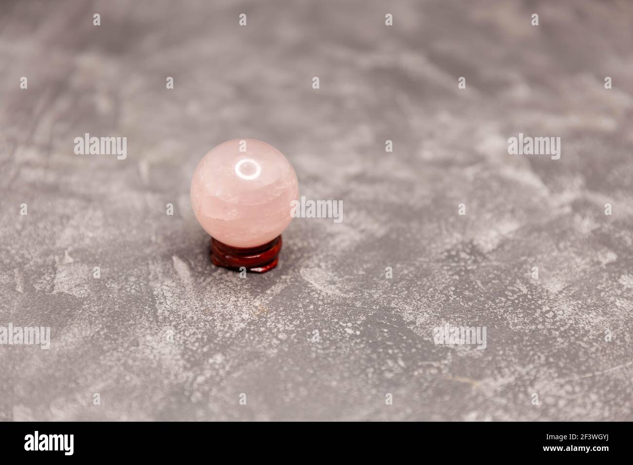 Sfera di quarzo in cristallo con spazio per la copia. Rituale, stregoneria, rilassante. Foto Stock