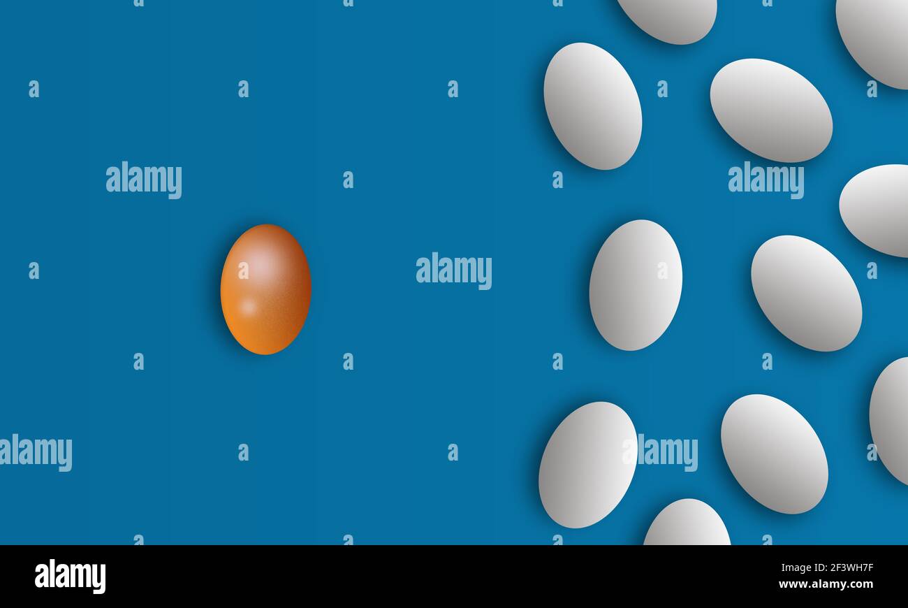 Concetto di gruppo e individualità con uovo d'oro in piedi di fronte uova identiche nel concetto di uovo di sfondo blu Foto Stock
