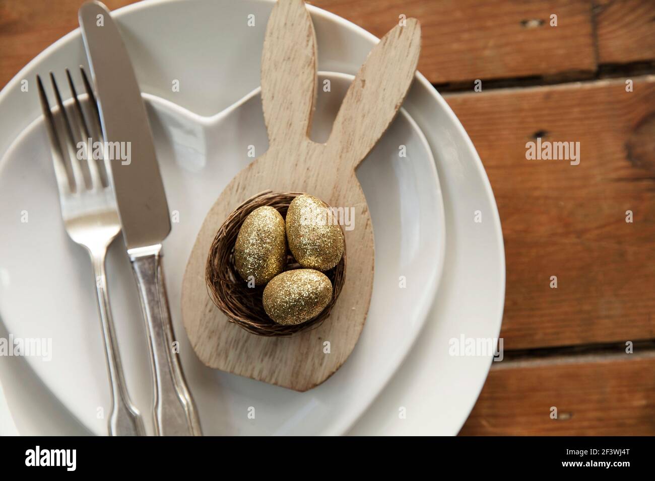 Felice pasqua celebrazione sfondo. Tavolo decorato con menu vuoto Foto Stock