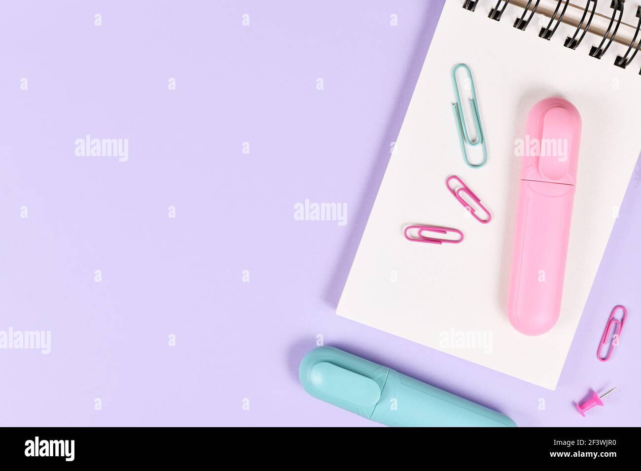 Appunti con marcatori di testo rosa e blu e graffette su sfondo viola con spazio di copia vuoto Foto Stock