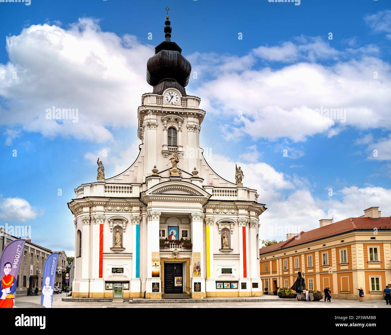 Wadowice, Polonia - 27 agosto 2020: Basilica Papale di Presentazione della Beata Vergine Maria nella piazza del mercato di Rynek, nota come Piazza Papa Giovanni Paolo II Foto Stock
