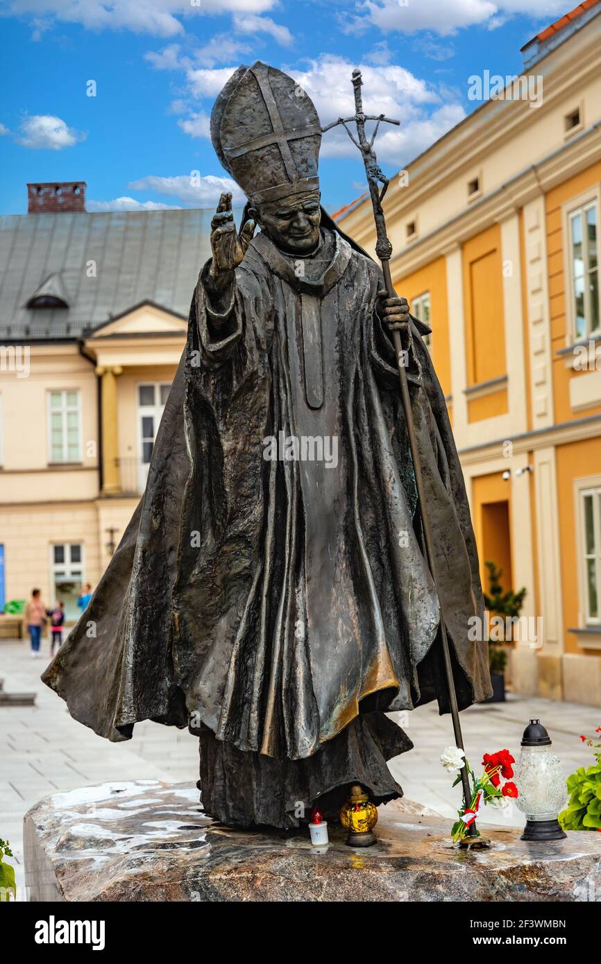 Wadowice, Polonia - 27 agosto 2020: Statua di Papa Giovanni Paolo II dello scultore Maksymilian Biskupski di fronte alla basilica papale nella piazza del mercato di Wadowice Foto Stock