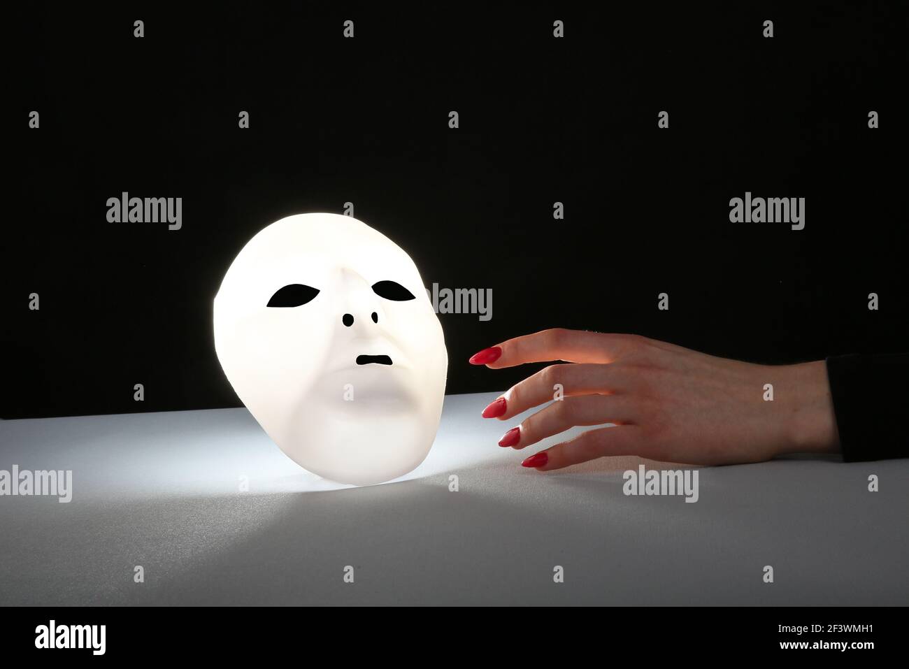 Maschera è un simbolo di due caratteri removibile dopo il lavoro le aziende per essere a casa Foto Stock
