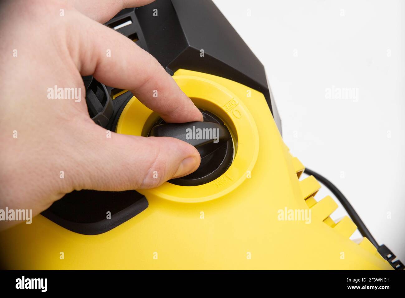 attivazione disattivazione dell'interruttore principale sul dispositivo di lavaggio a pressione, primo piano, strumento Foto Stock