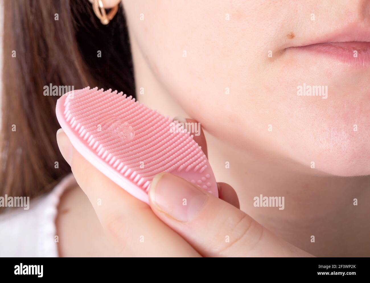 Scrub per detergere i pori della faccia sulla pelle closeup Foto stock -  Alamy