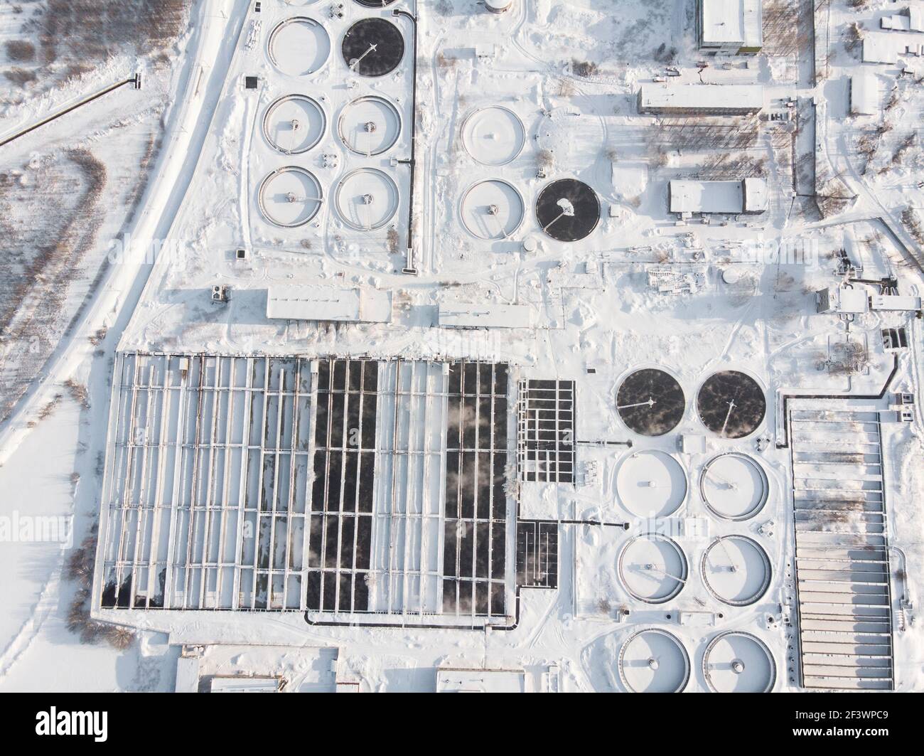 Impianti di trattamento delle acque. Sistema fognario. Paesaggio invernale industriale Foto Stock