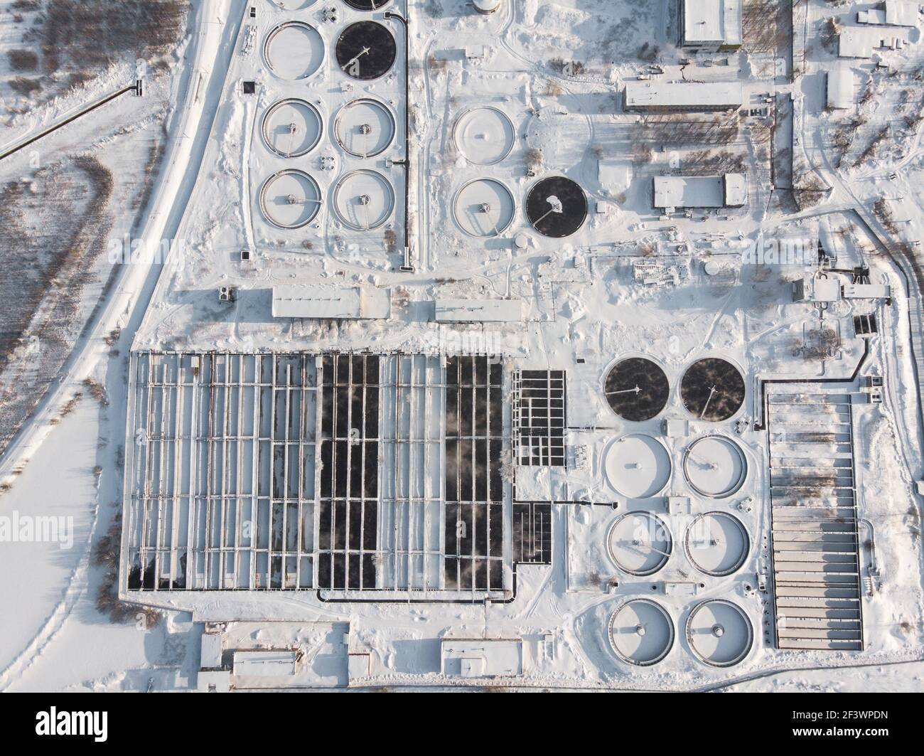 Impianti di trattamento delle acque. Sistema fognario. Paesaggio invernale industriale Foto Stock