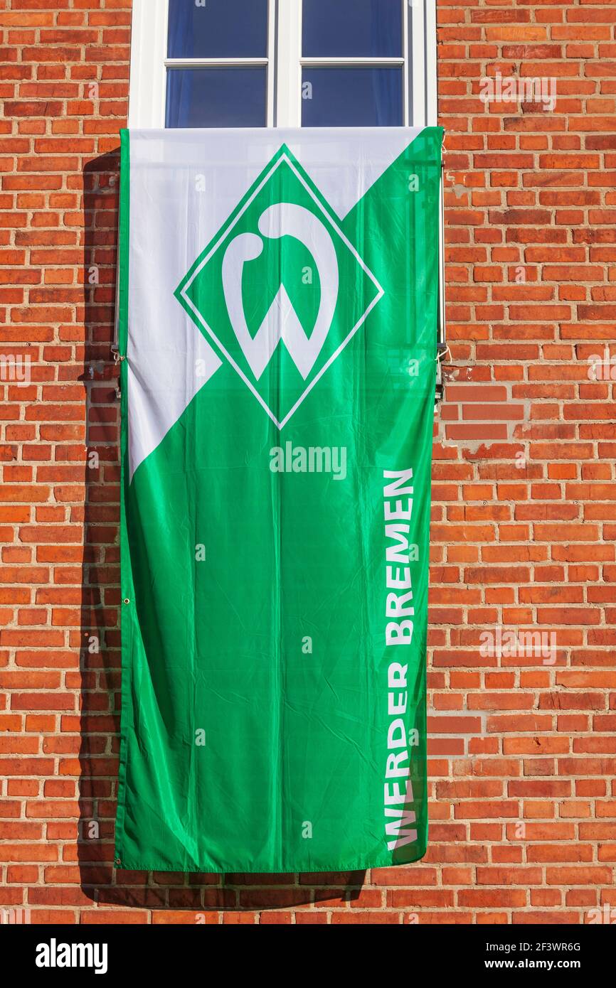 Bandiera di Werder Bremen appesa da una finestra, Germania Foto Stock