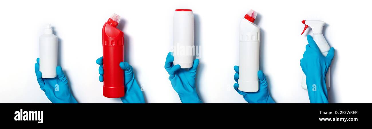 Concetto di pulizia con materiali di consumo. Guanti per mani che tengono bottiglie di detergente su sfondo blu. Banner con spazio per la copia. Prodotti chimici, per uso domestico Foto Stock