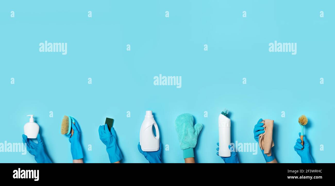 Prodotti per la pulizia su sfondo blu. Banner con spazio per la copia. Collage di prodotti chimici per la pulizia, prodotti chimici per la casa, spazzole e materiali di consumo. Pulizia Foto Stock