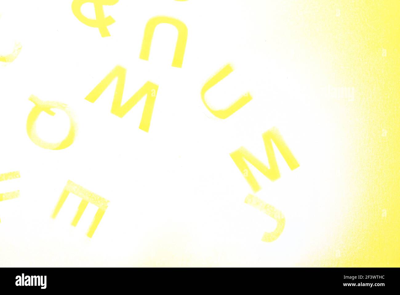 Sagome di lettere alfabetiche su sfondo giallo. Timbro con lettere in inglese. Vista dall'alto. Spazio di copia per il tuo design creativo Foto Stock