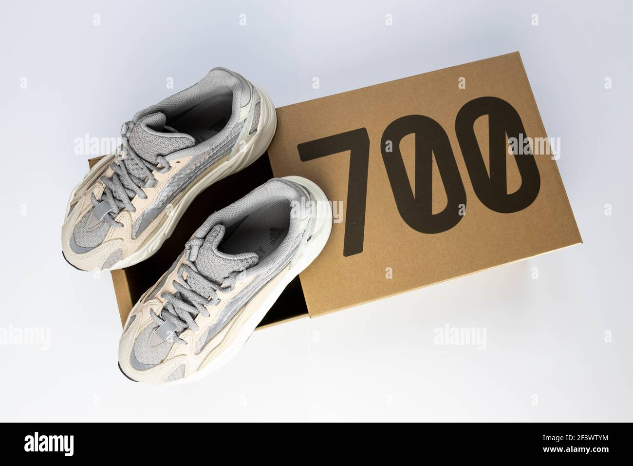 VARSAVIA, POLONIA - Mar 16, 2021: Adidas Yeezy Boost 700 V2 Crema. Famose  sneakers della collezione limitata con scatola. Scarpe da running Adidas  isolate su un bianco Foto stock - Alamy