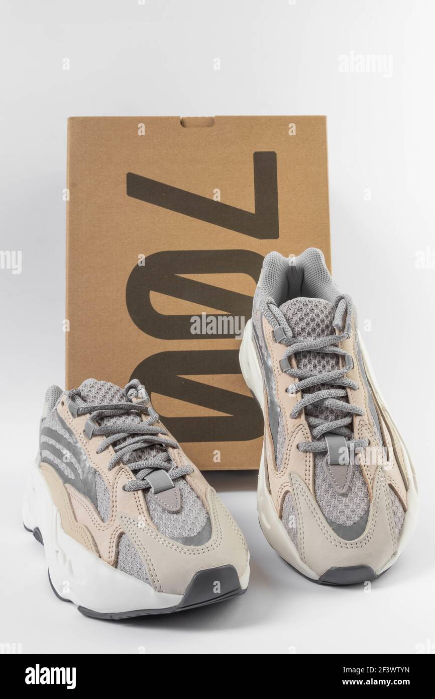 VARSAVIA, POLONIA - Mar 16, 2021: Adidas Yeezy Boost 700 V2 Crema. Famose  sneakers della collezione limitata con scatola. Scarpe da running Adidas  isolate su un bianco Foto stock - Alamy