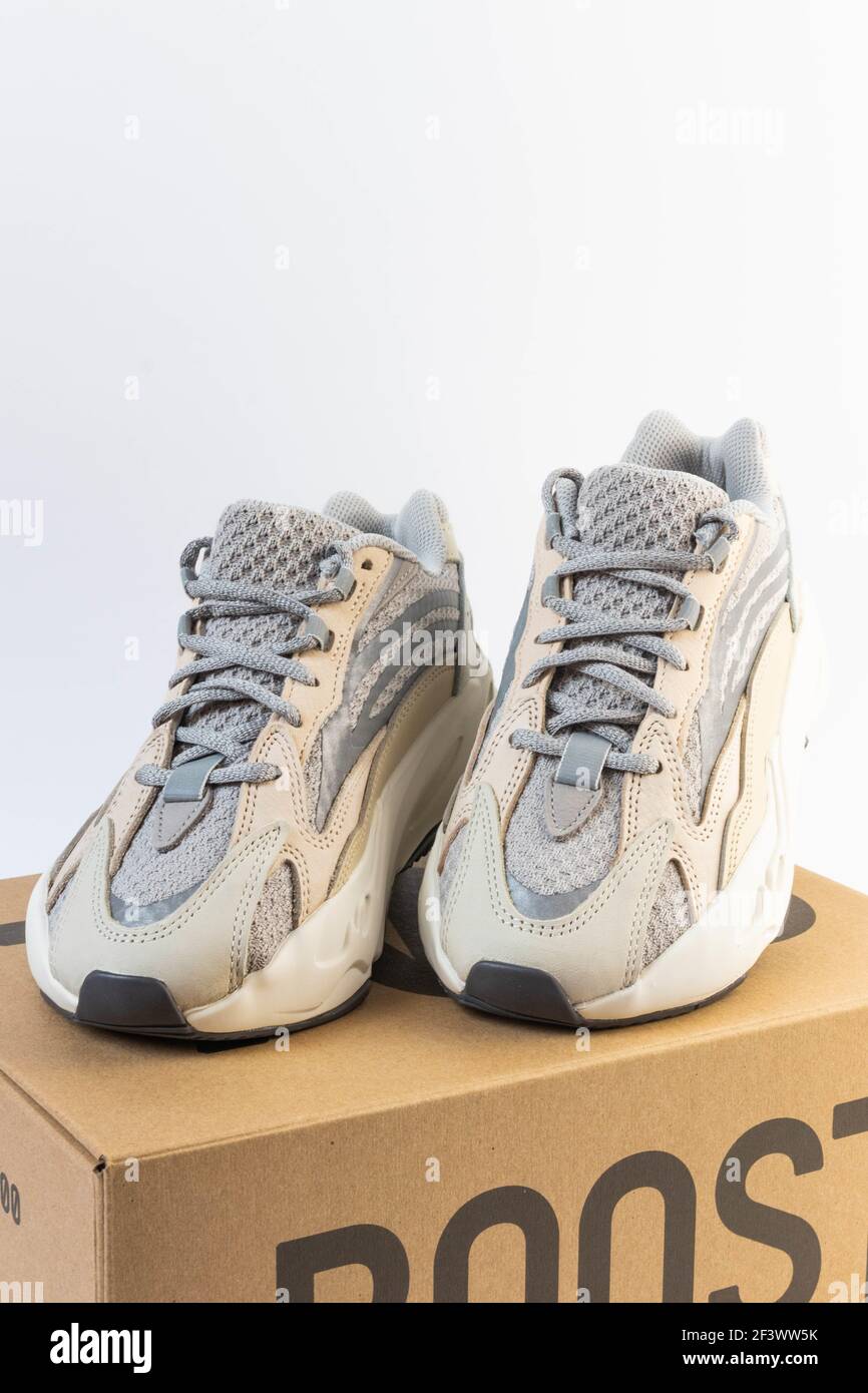 VARSAVIA, POLONIA - Mar 16, 2021: Adidas Yeezy Boost 700 V2 Crema. Famose  sneakers della collezione limitata con scatola. Scarpe da running Adidas  isolate su un bianco Foto stock - Alamy