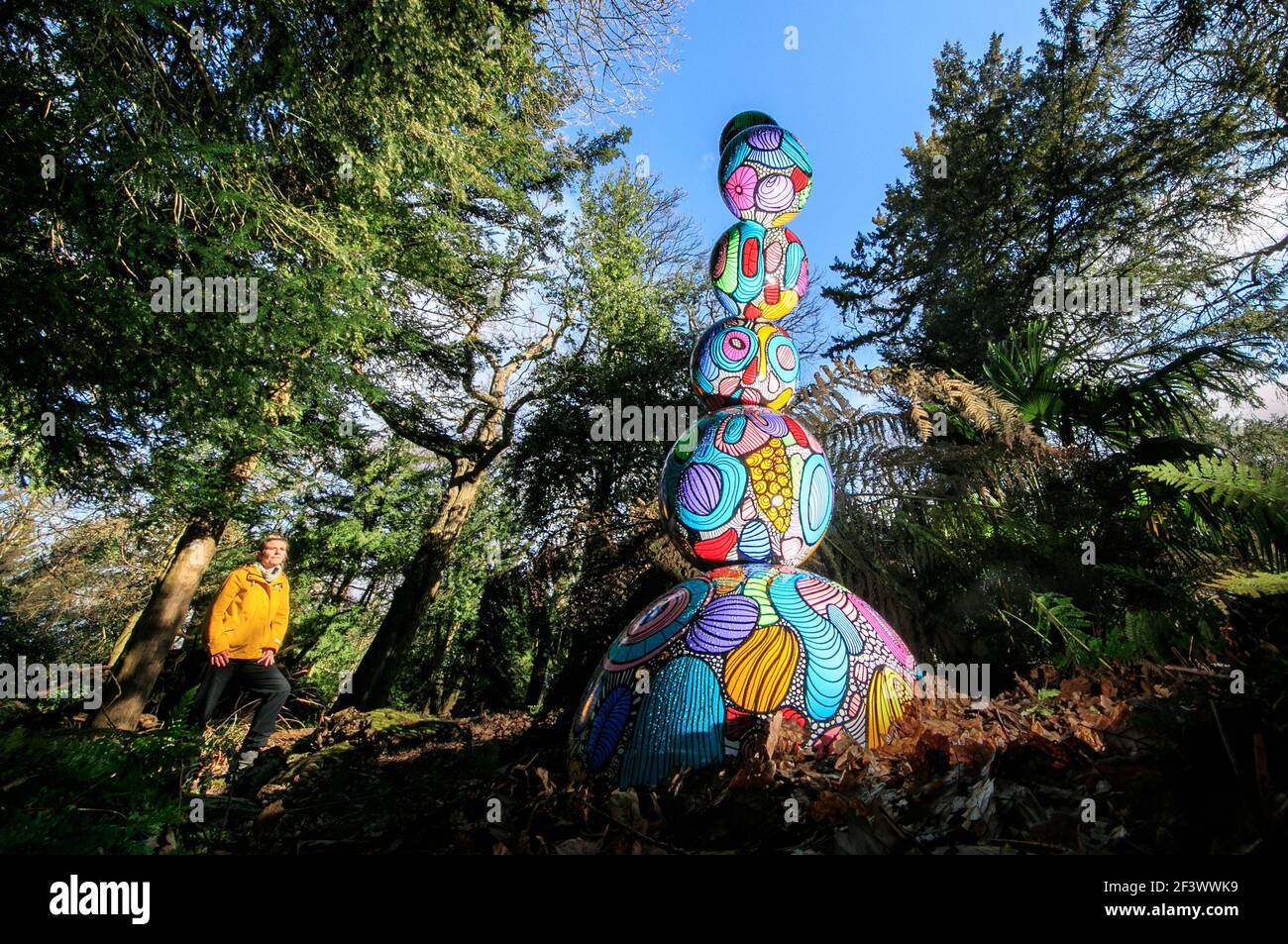 Kat Trinder guarda a un'installazione artistica dal titolo "Colour Forms - straws on the Water" dei collaboratori Lenny e Whale, che è stata svelata nei giardini del castello di Wentworth a Barnsley, nello Yorkshire meridionale. È stata ispirata da Lady Mary Wortley Montagu, che ha portato il concetto di inoculazione del vaiolo in Inghilterra dalla Turchia nel 1721. Data immagine: Martedì 16 marzo 2021. Foto Stock