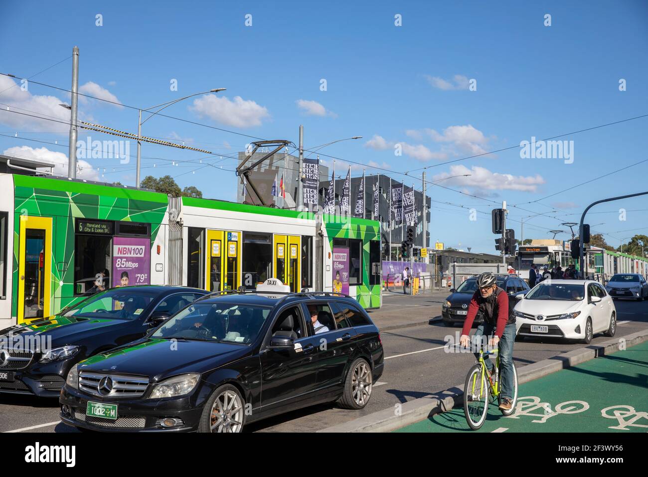 Le modalità di trasporto, bicicletta, tram e auto del centro di Melbourne lasciano il ponte Princes nel centro della città, Victoria, Australia Foto Stock