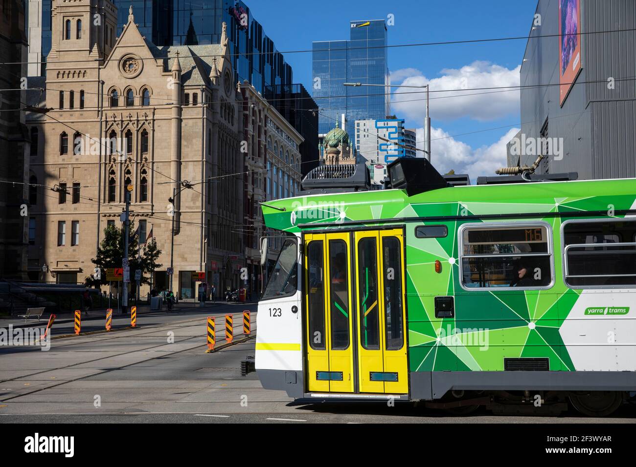 Melbourne tram mezzi pubblici che viaggiano attraverso il centro della città, Victoria, Australia operati con yarra trams Foto Stock
