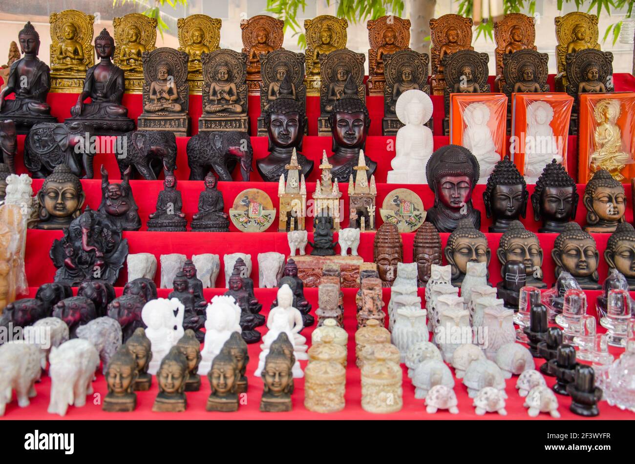 Mercato a Sarnath per i turisti per lo shopping Foto Stock