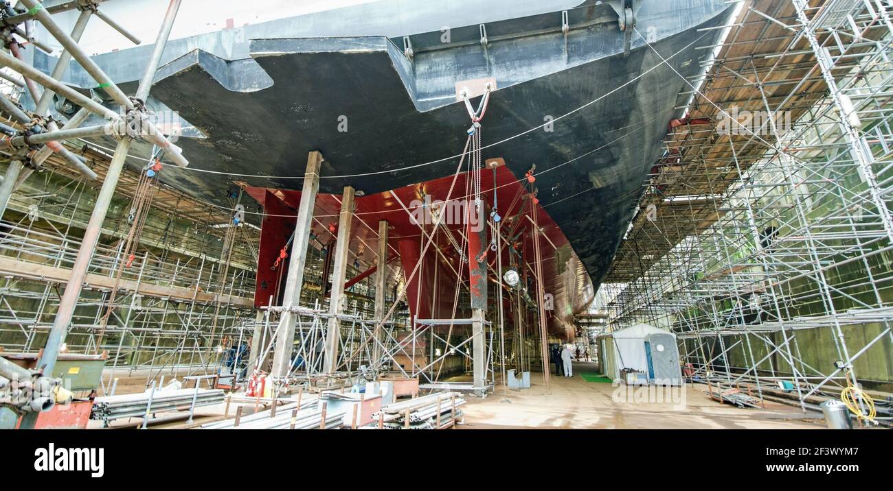 Panoramica sotto lo scafo di HMS Albion, L14, in secca bacino di Devonport Dockyard nel 2015 durante la visita della principessa reale, la principessa Anna. Lo è Foto Stock