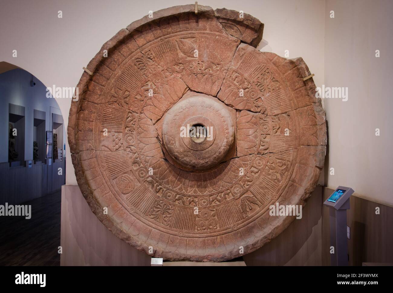 Ruota di pietra trovata in scavi archeologici Foto Stock