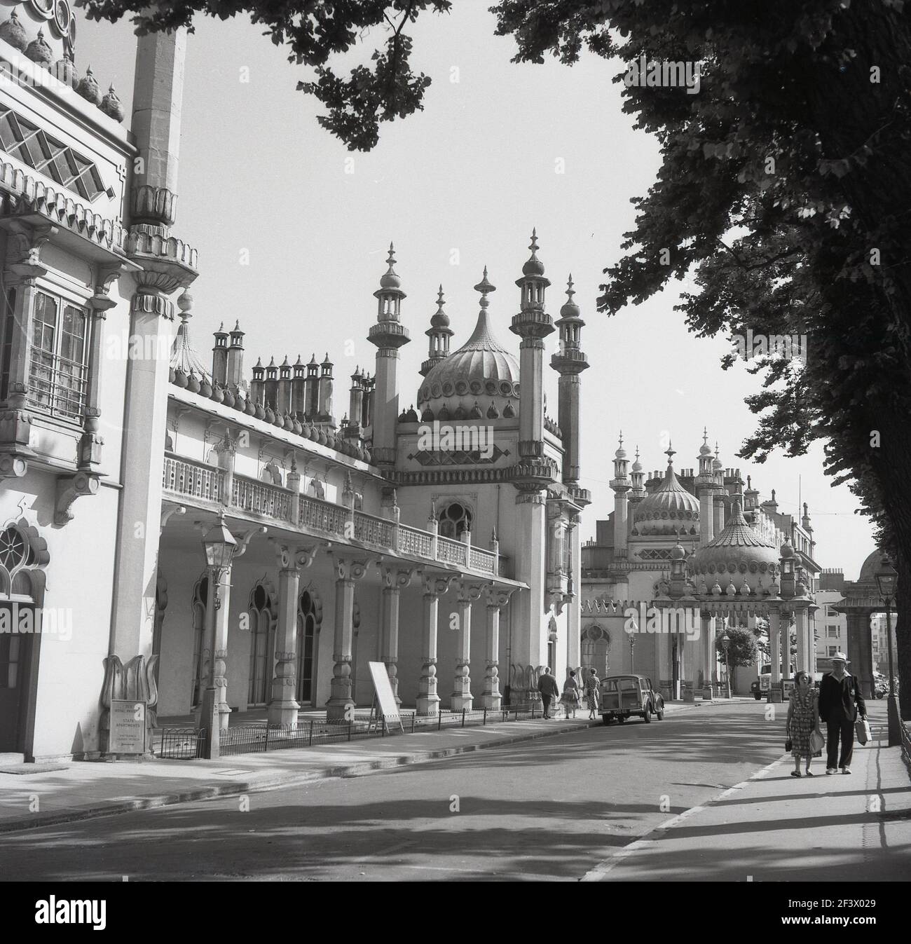 1950s, storico, vista esterna del Royal Pavilion, Brighton, East Sussex, Inghilterra, Regno Unito, Una residenza reale originariamente costruita per Giorgio, Principe di Galles, che divenne il Principe Regente nel 1811 e Re Giorgio IV nel 1820. Costruito in tre fasi dal 1787 e completato nel 1823, i suoi architetti includono nomi famosi come John Nash e Augustus Charles Pugin. Foto Stock