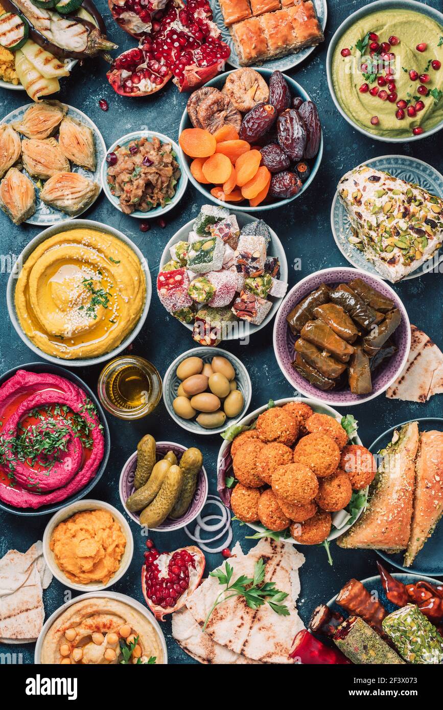 Antipasti mediterranei assortiti, concetto di abbondanza. Vista dall'alto. Cucina araba tradizionale. Medio Oriente colorato hummus, pita, falafel, dolma Foto Stock